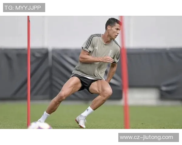 哪位足球明星在场上表现出色却没有明显的腹肌线条