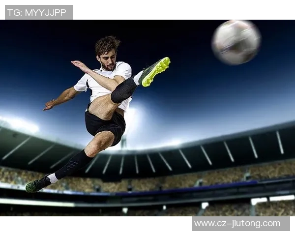 在沙滩上尽情模仿足球明星的精彩踢球瞬间 在沙滩上尽情模仿足球明星的精彩踢球瞬间