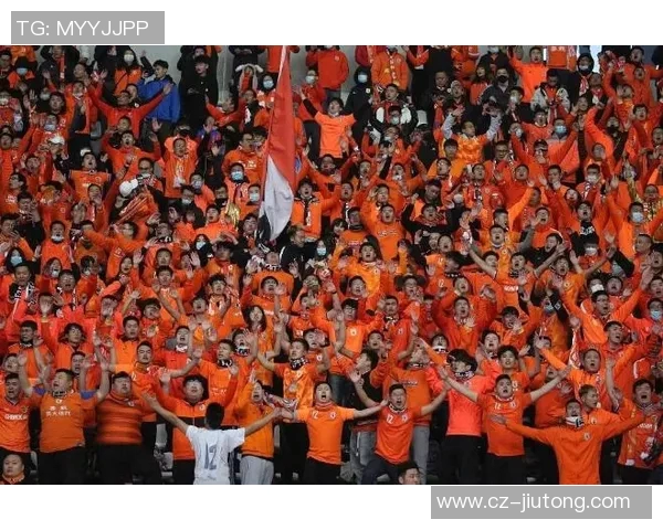 库里与足球明星互换球衣的精彩瞬间引发球迷热议与欢呼 库里与足球明星互换球衣的精彩瞬间引发球迷热议与欢呼