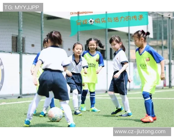 足球明星亲临校园与孩子们共踢足球传递运动激情与友谊的快乐时光